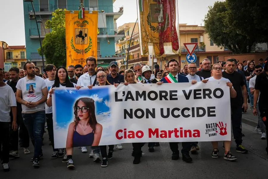 La fiaccolata in memoria di Martina Carbonaro, la giovane ragazza vittima di femminicidio, ad Afragola, il 28 maggio 2025 , ANSA