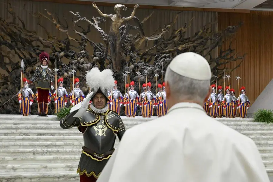 epa12936703 A handout picture provided by the Vatican Media shows The Commander of the Swiss Guards Christoph Graf (L) salutes to Pope Leo XIV during a swearing-in ceremony at the Paul VI audience hall in the Vatican, 06 May 2026. 28 new recruits of the Pontifical Swiss Guard will take their oath of loyalty to Pope Leo XIV. EPA/VATICAN MEDIA HANDOUT HANDOUT EDITORIAL USE ONLY/NO SALES