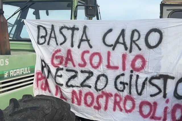 Un cartello di protesta degli agricoltori in un presidio nel Foggiano