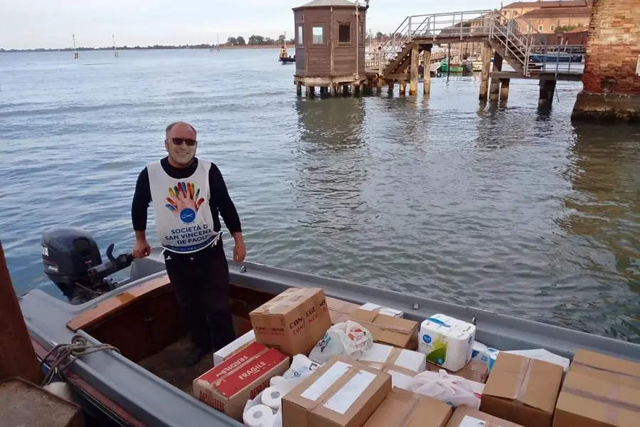 A Venezia i pacchi Società San Vincenzo De Paoli arrivano in gondola