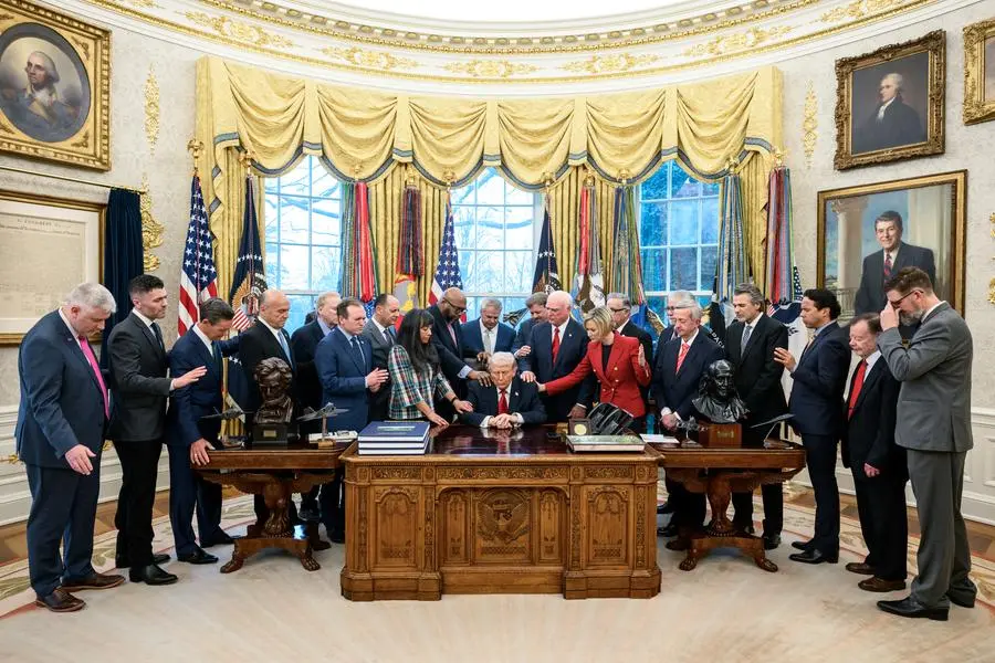 Donald Trump prega nella sala Ovale con membri evangelici dell\\'Ufficio per la Fede della Casa Bianca. Official White House Photo by Molly Riley