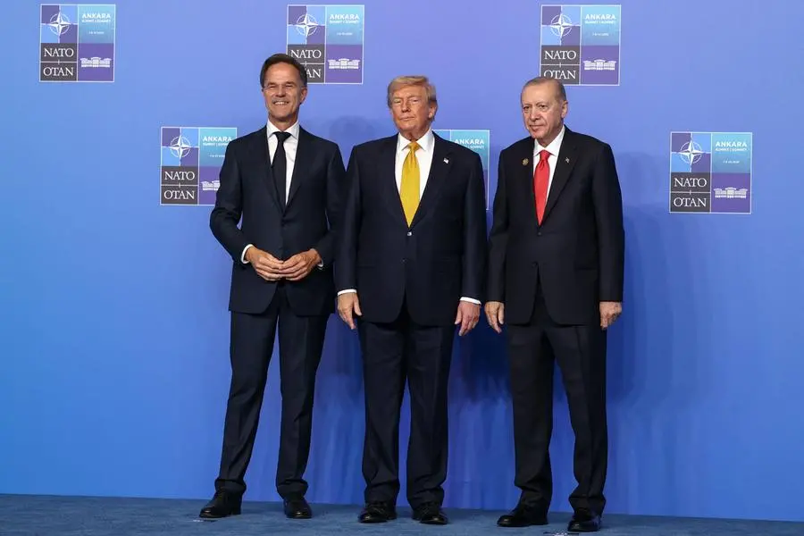 Il presidente turco Recep Tayyip Erdogan e il segretario generale della Nato Mark Rutte accolgono il presidente degli Stati Uniti Donald Trump al vertice dei leader della Nato ad Ankara