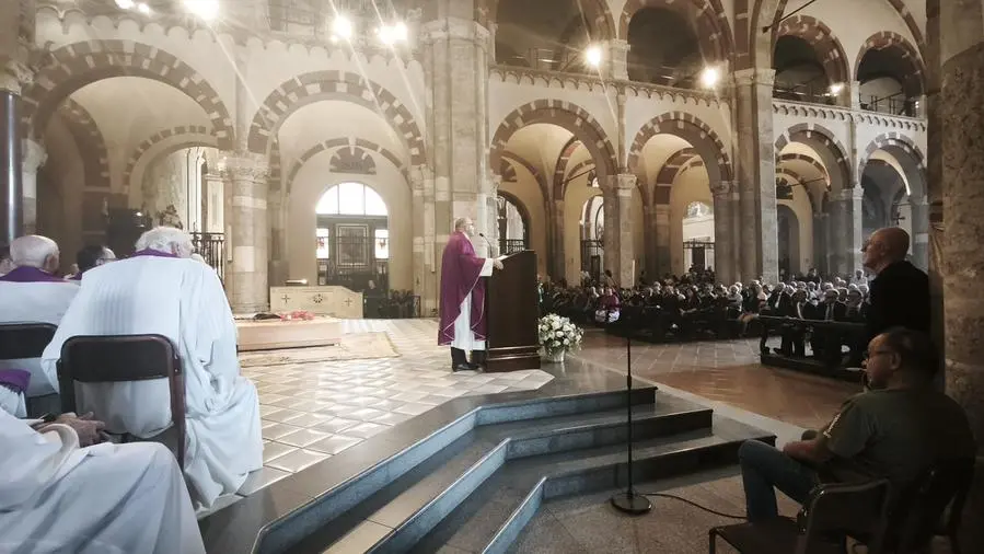 Don Antonio Mazzi, “Vangelo vivente”, l’addio della sua Milano: quell’omaggio al prete degli ultimi che insegnava il coraggio e la speranza