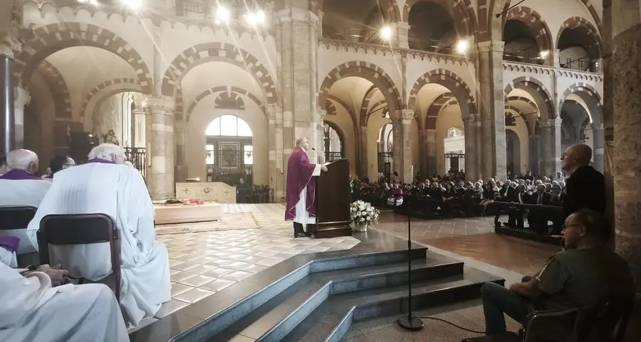 Don Antonio Mazzi, “Vangelo vivente”, l’addio della sua Milano: quell’omaggio al prete degli ultimi che insegnava il coraggio e la speranza