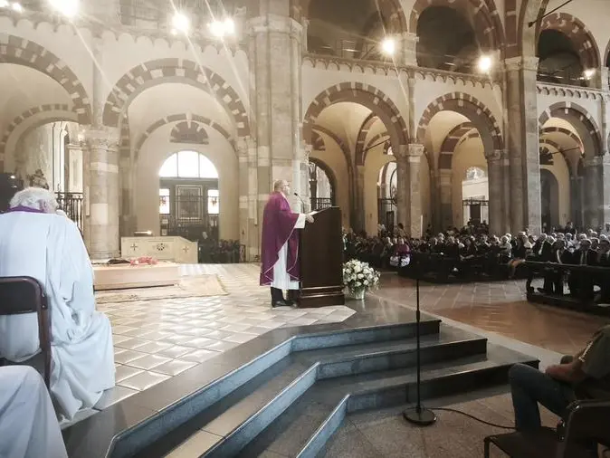 Don Antonio Mazzi, “Vangelo vivente”, l’addio della sua Milano: quell’omaggio al prete degli ultimi che insegnava il coraggio e la speranza