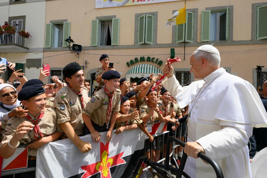 The Pope from Castelgandolfo invites us to pray for peace. Then the surprise of the tour among the faithful The Pope from Castelgandolfo invites us to pray for peace. Then the surprise of the tour among the faithful