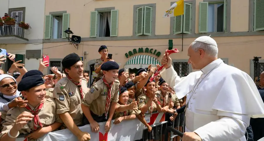 Il Papa da Castelgandolfo invita a pregare per la pace. Poi la sorpresa del giro tra i fedeli