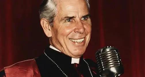 Fulton Sheen, il vescovo americano che portò Dio in prima serata (con ascolti record)