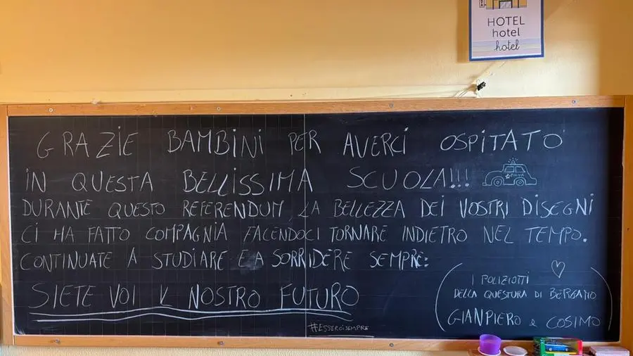 Quel messaggio lasciato sulla lavagna da due poliziotti gentili