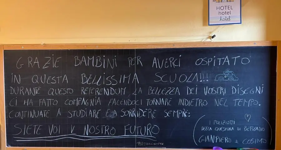 Quel messaggio lasciato sulla lavagna da due poliziotti gentili