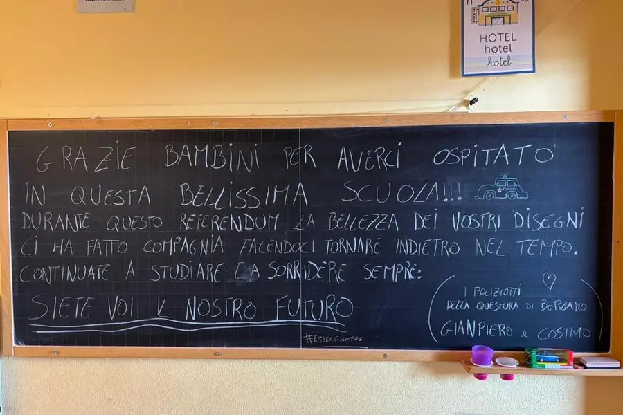 Il messaggio lasciato dai due agenti di Ps sulla lavagna della scuola di Sorisole (per gentile concessione de L\\'Eco di Bergamo).