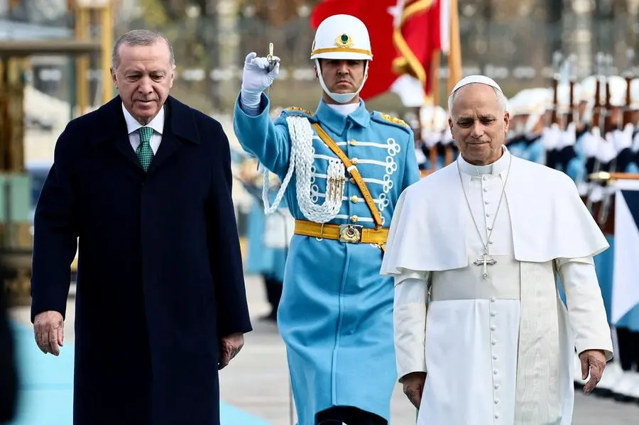 Papa Leone con il presidente turco Tayyip Erdogan durante la cerimonia di benvenuto nel Palazzo Presidenziale di Ankara , REUTERS