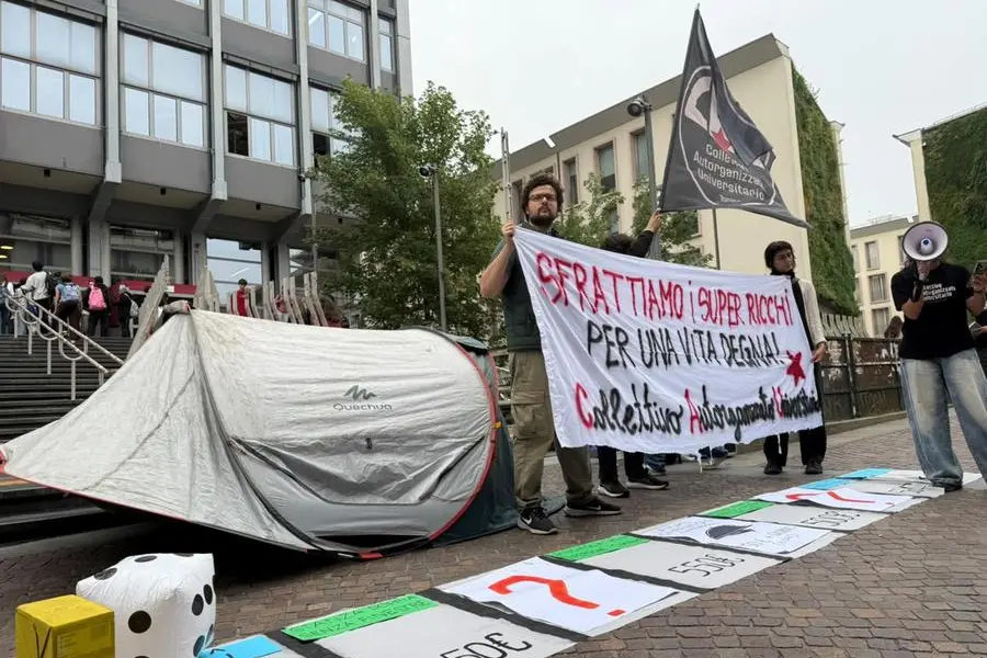 La protesta davanti all’ingresso di Palazzo Nuovo, a Torino, contro il caro affitti e la speculazione immobiliare che penalizzano gli studenti universitari