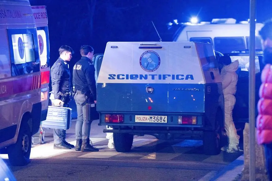Polizia di Stato e divisione scientifica in via Giuseppe Impastato a Milano, nel quartiere di Rogoredo, luogo della sparatoria dove \\u00E8 morto un giovane di 28 anni , ANSA