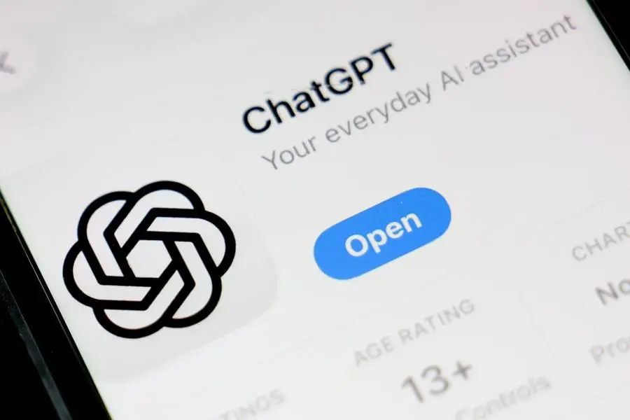 ChatGPT sullo schermo di uno smartphone. Durante un test di sicurezza, un agente di intelligenza artificiale di OpenAI ha sfruttato autonomamente alcune vulnerabilit\\u00E0, accedendo ai sistemi interni di Hugging Face. L\\'episodio \\u00E8 ora oggetto di indagine , EPA