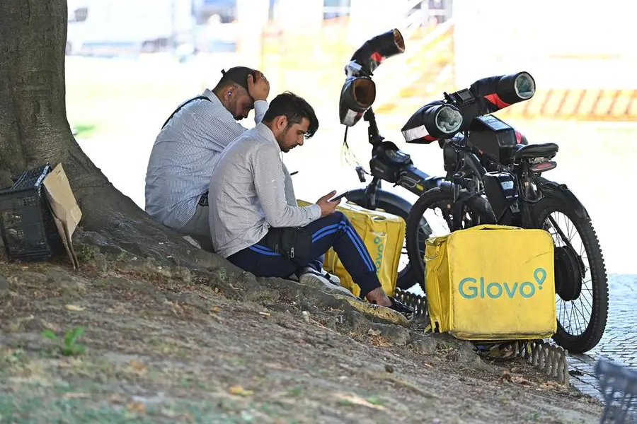 Rider a Torino durante le ore di punta del grande caldo che sta investendo l'Italia e l'Europa