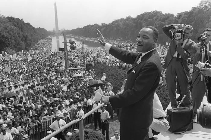 IL LEADER DEL MOVIMENTO PER I DIRITTI CIVILI MARTIN LUTHER KING (C) SALUTA I SUOI SOTENITORI, IN UNA FOTO D'ARCHIVIO DEL 28 AGOSTO 1963, DURANTE LA FAMOSA \\\" MARCIA SU WASHINGTON \\\" . DOMANI 4 APRILE RICORRE IL TRENTESIMO ANNIVERSARIO DELLA SUA UCCISIONE. ANSA/DM