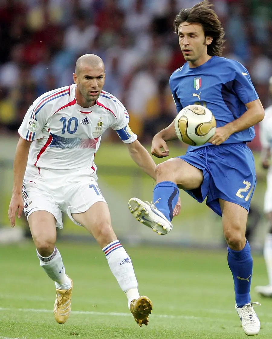 Andrea Pirlo affronta Zinedine Zidane durante la finale (Del Zennaro/Ansa)
