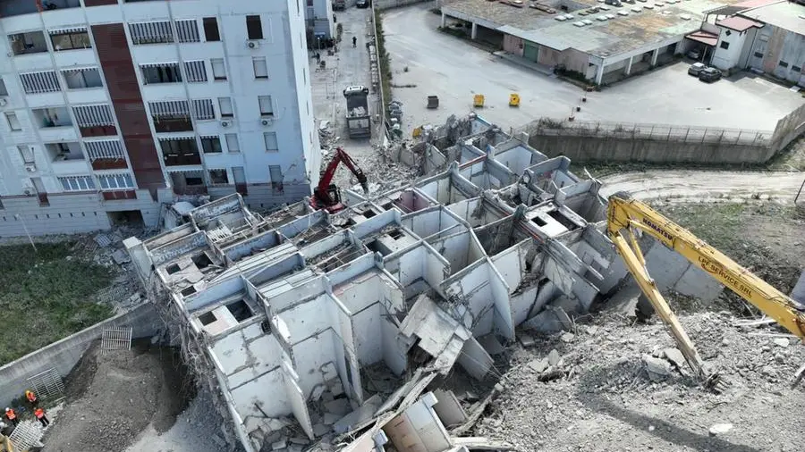 Crollo alle Vele di Scampia, don Manganiello: «Siamo allo sbando, qui va sempre peggio»