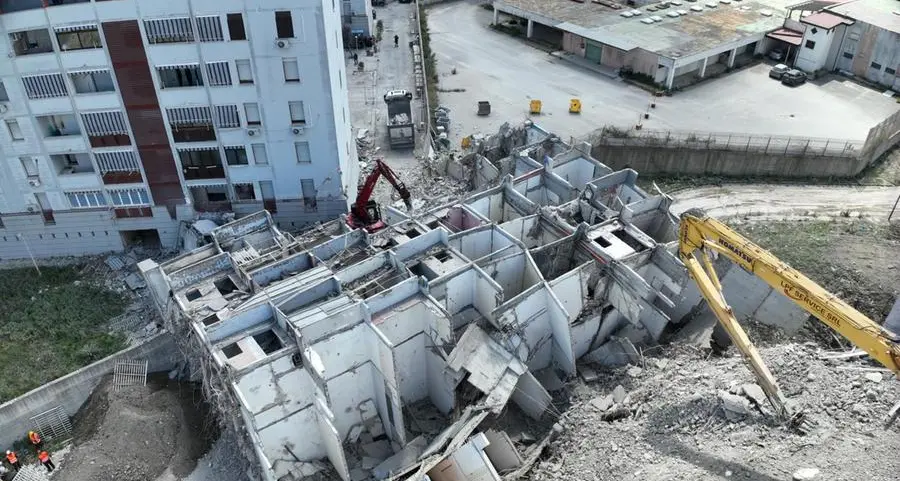 Crollo alle Vele di Scampia, don Manganiello: «Siamo allo sbando, qui va sempre peggio»