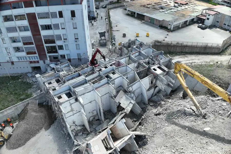 Il crollo parziale della Vela Rossa avvenuto nella notte fra il 19 e il 20 maggio a Scampia, Napoli. , ANSA