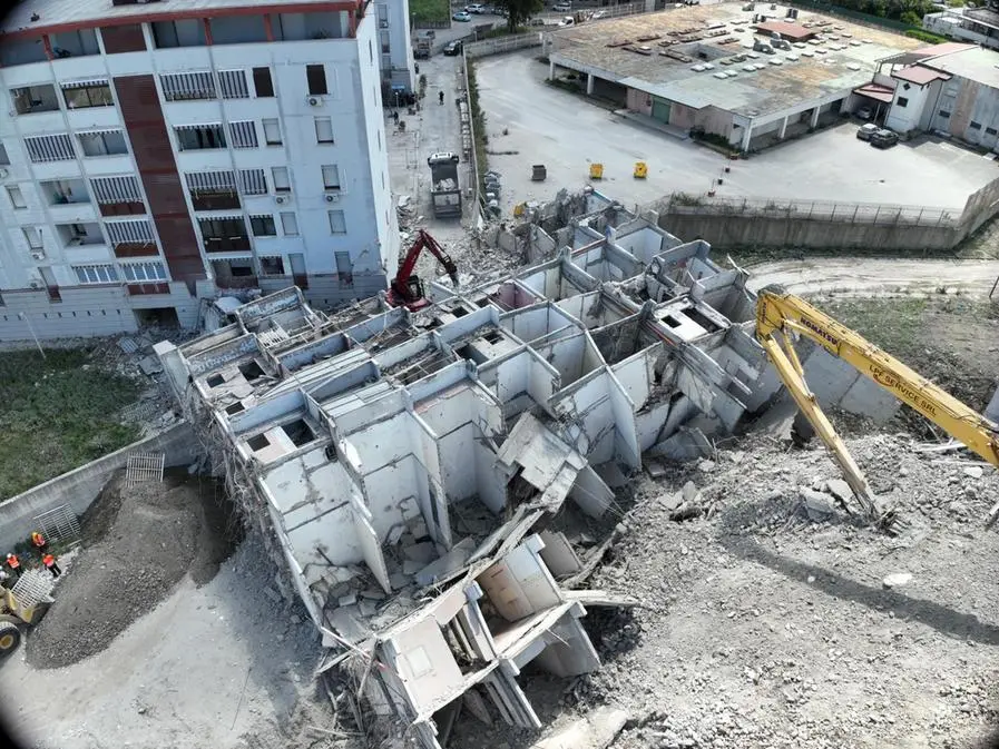 Crollo alle Vele di Scampia, don Manganiello: «Siamo allo sbando, qui va sempre peggio»