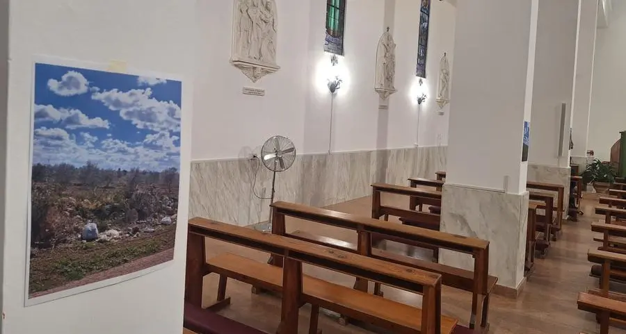 Salento, il parroco porta in chiesa le foto dei rifiuti abbandonati: «Peccato grave, chi lo fa deturpa il creato e dovrebbe confessarsi»