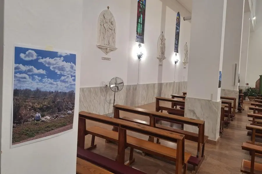 Una delle foto con i rifiuti abbandonati affissa nella chiesa della Beata Vergine Maria Addolorata di Copertino dal parroco, don Giuseppe Venneri