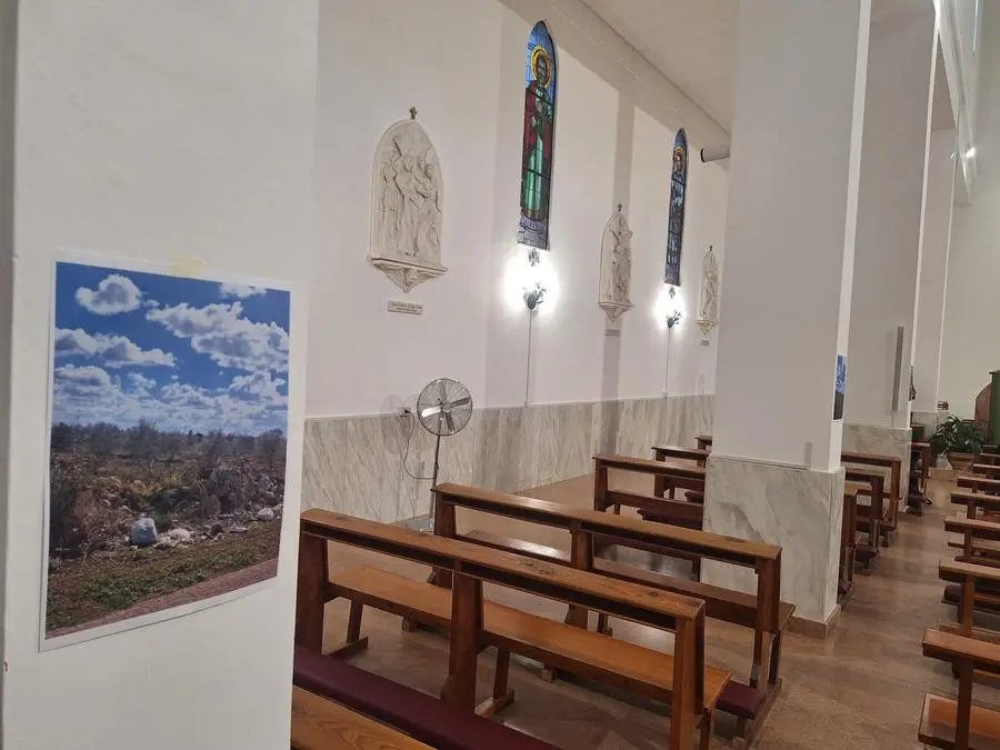 Salento, il parroco porta in chiesa le foto dei rifiuti abbandonati: «Peccato grave, chi lo fa deturpa il creato e dovrebbe confessarsi»
