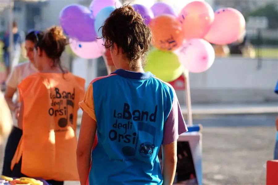 Due giovani volontari della Fondazione \"Band degli Orsi\" che sostiene i pazienti dell\\'ospedale pediatrico Gaslini di Genova e le loro famiglie