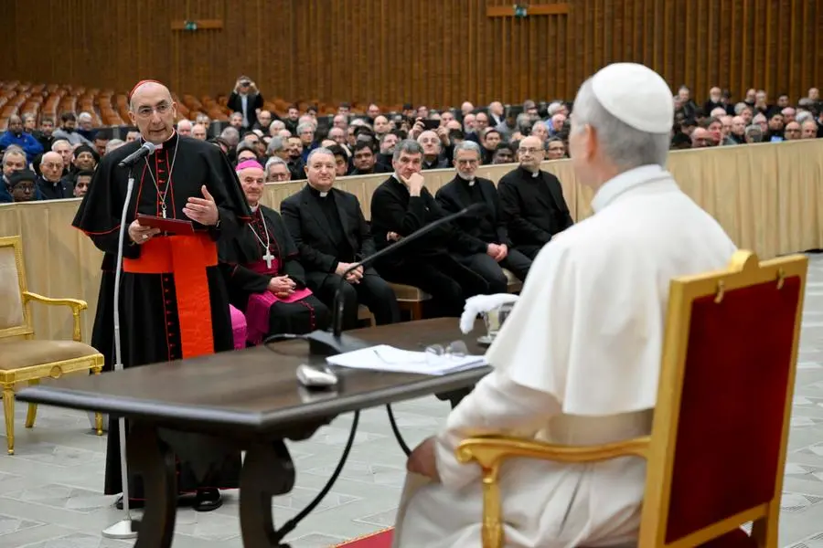 Il cardinale vicario Baldo Reina saluta il Papa durante l'incontro