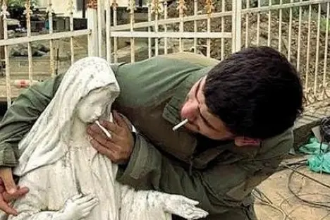 Un soldato infila una sigaretta nella bocca di una statua della Vergine Maria a Debel, nel sud del Libano, in una foto diffusa online il 6 maggio e circolata sui social
