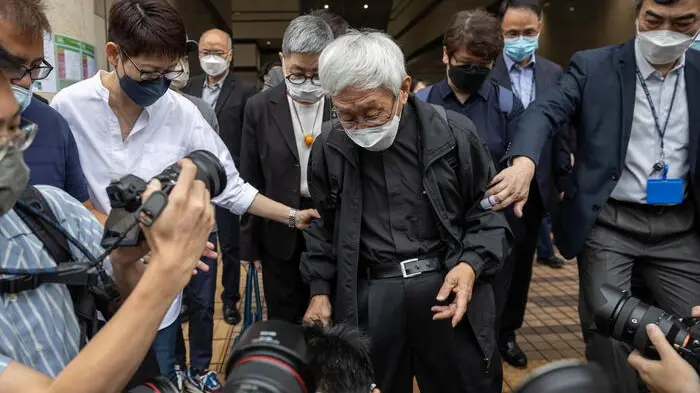 Hong Kong (e la Cina) condannano la memoria: sette anni di carcere a un Cardinale e due attivisti per aver ricordato Tiananmen