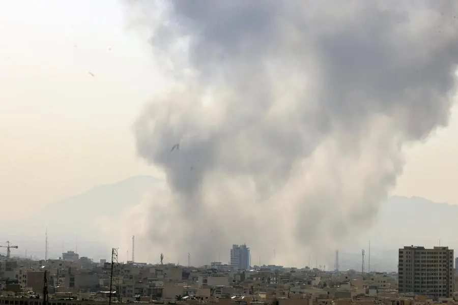 Fumo si alza dalle case del centro di Teheran dopo l\\'attacco congiunto Stati Uniti-Israele , EPA