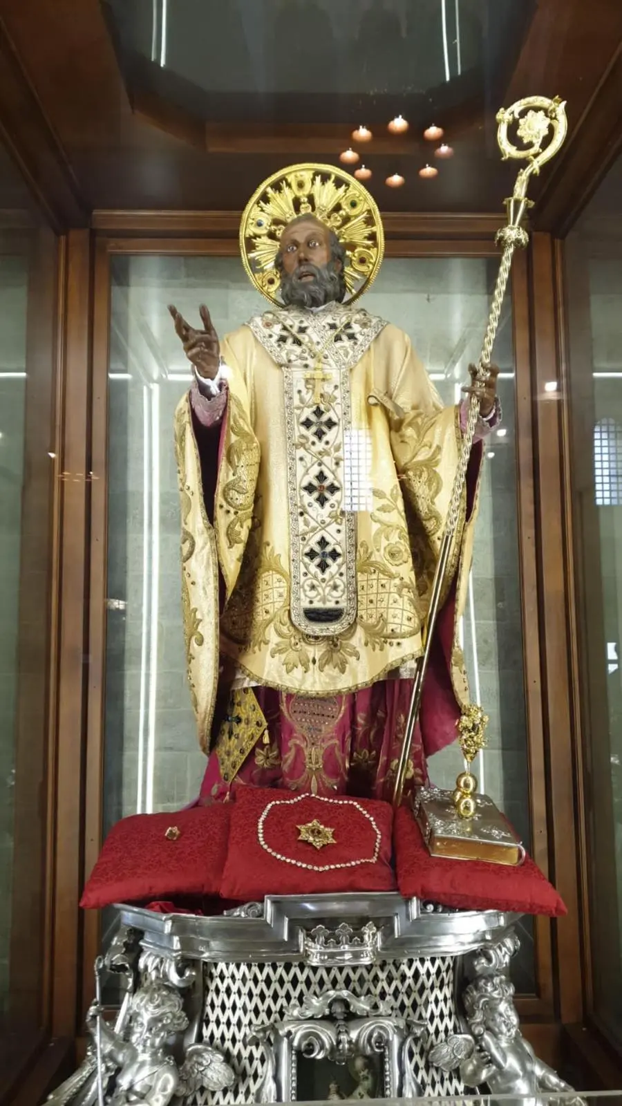 La statua di San Nicola custodita nella Basilica di Bari