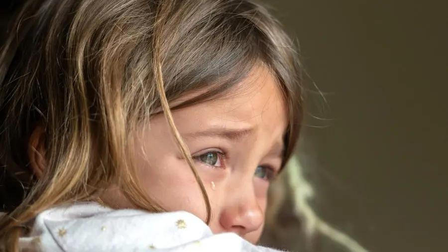 La nascita di una generazione sola: le reti sociali fragili alimentano il maltrattamento