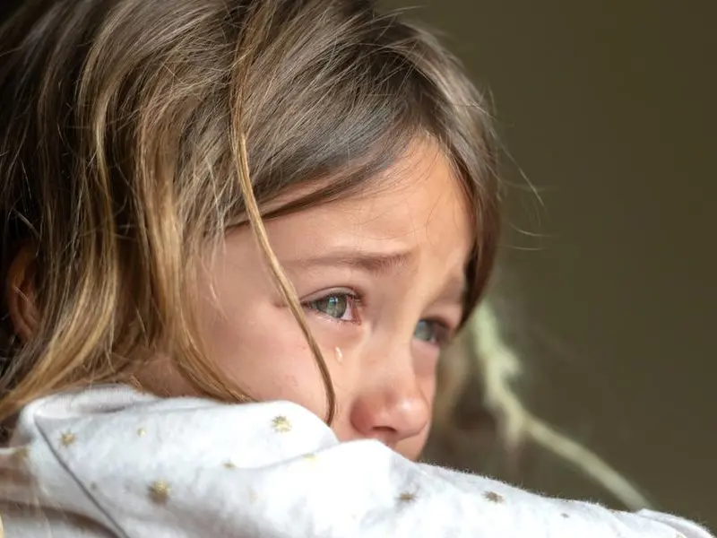 La nascita di una generazione sola: le reti sociali fragili alimentano il maltrattamento