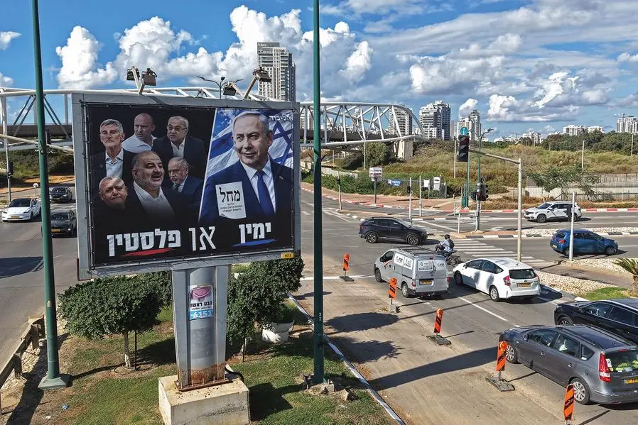 Un manifesto elettorale del Likud con Benjamin Netanyahu e alcuni esponenti dell\\u2019opposizione a Netanya, in Israele, in vista delle elezioni del 27 ottobre 2026. (Foto AFP/Jack Guez) , AFP