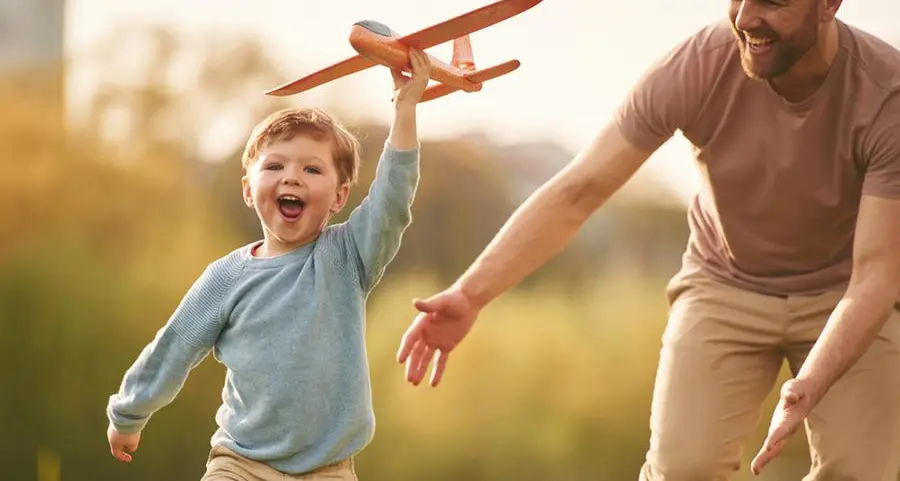 Festa del papà, il pedagogista Novara: «Ai bambini non servono papà peluche»