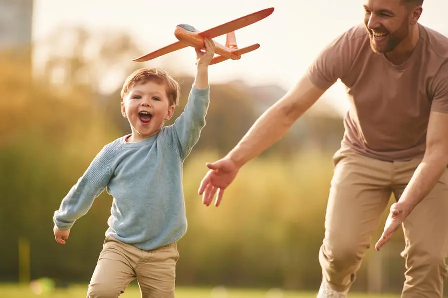 Un padre con il figlio mentre tentano di \"volare alto\" , Getty Images