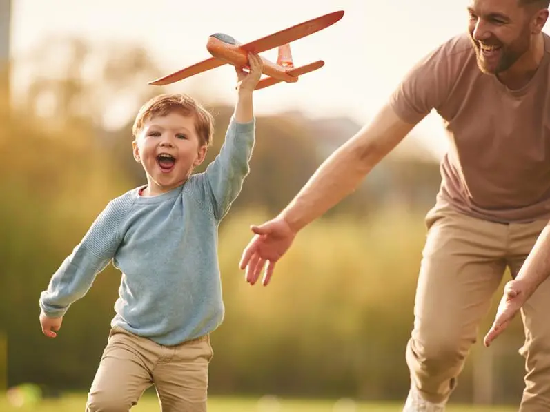 Festa del papà, il pedagogista Novara ai padri: «Non siete babysitter»