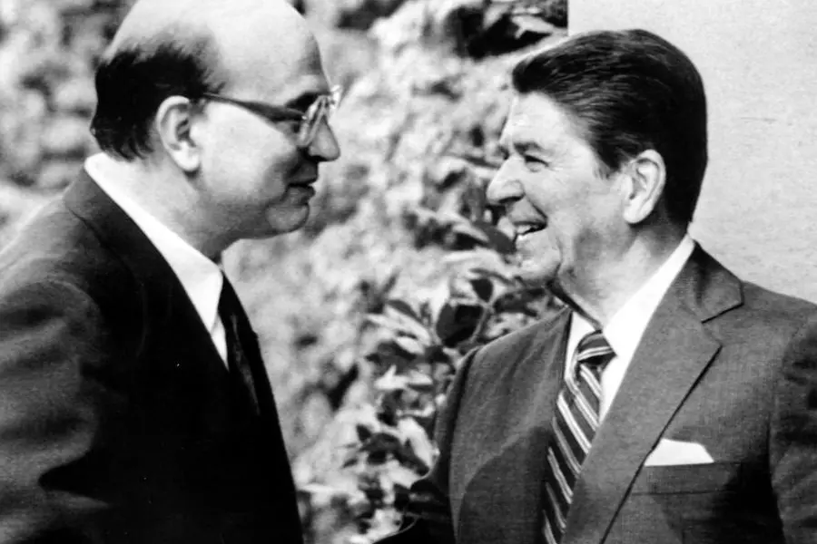 Londra, luiglio 1984: Bettino Craxi, presidente del Consiglio da pochi mesi, incontra il presidente Usa Reagan