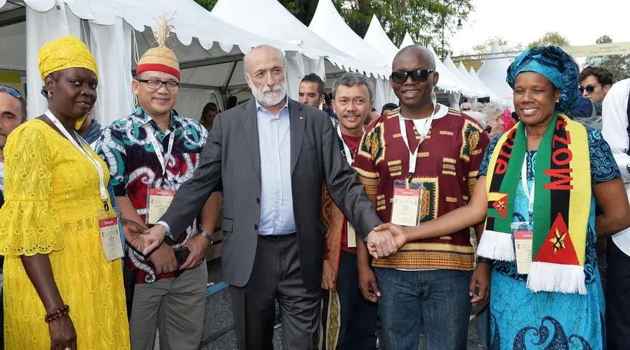 Carlo Petrini durante l'inaugurazione di Terra Madre e Salone del Gusto al Parco del Valentino a Torino nel 2016.