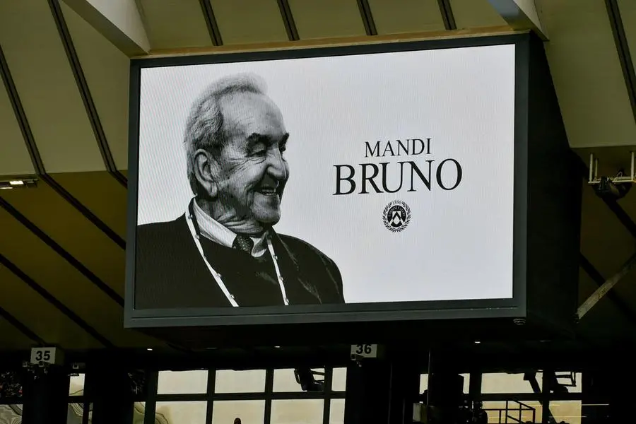 Il saluto a Bruno Pizzul allo stadio di Udine.
