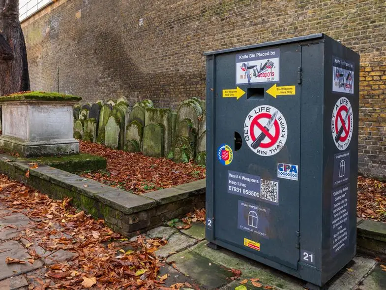 Ragazzi e coltelli, l’Inghilterra punta sulla prevenzione: un programma da 320 milioni di sterline