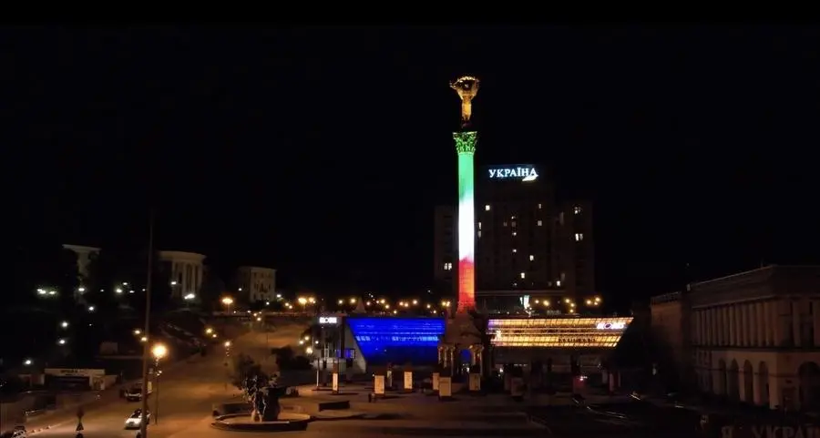 Ottant’anni della Repubblica italiana: il tricolore illumina il cuore di Kyiv