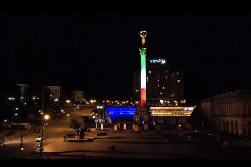 Il tricolore illumina piazza Indipendenza nel cuore di Kyiv.
