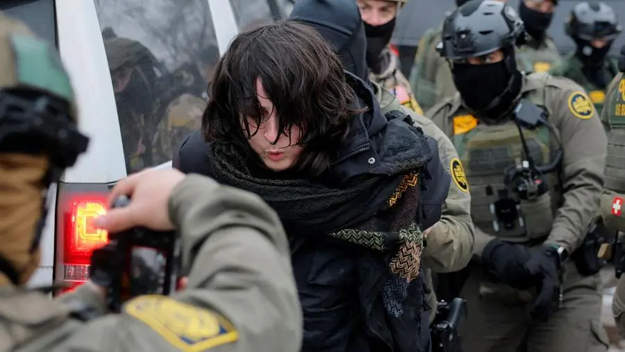 Minneapolis, dopo l’uccisione di Alex Pretti e la furia degli agenti ICE, Trump adesso frena