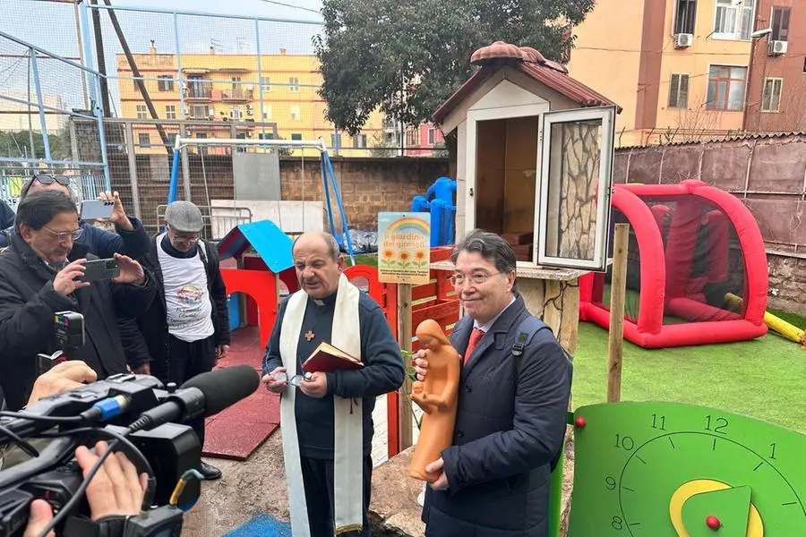 L\\'inaugurazione dell\\'area giochi presso la parrocchia Ges\\u00F9 Divin Lavoratore di Taranto con padre Gianni Passacantili e il presidente dell\\'Odg Puglia Maurizio Marangelli