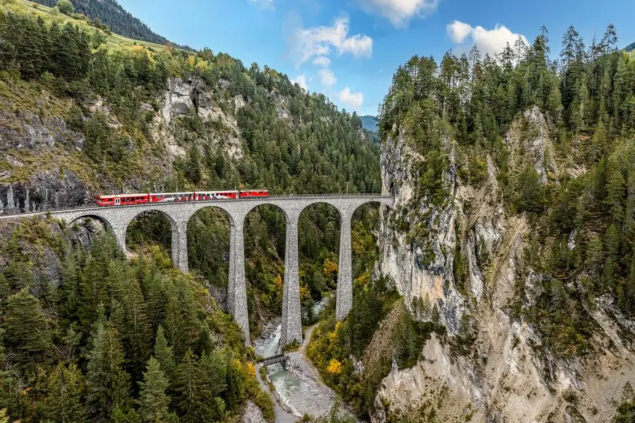 Il viadotto della Landwasser, sulla tratta dell'Albula, il naturale proseguimento della celebre linea del Bernina (Tirano–St. Moritz). (c) RhB, Andrea Badrutt